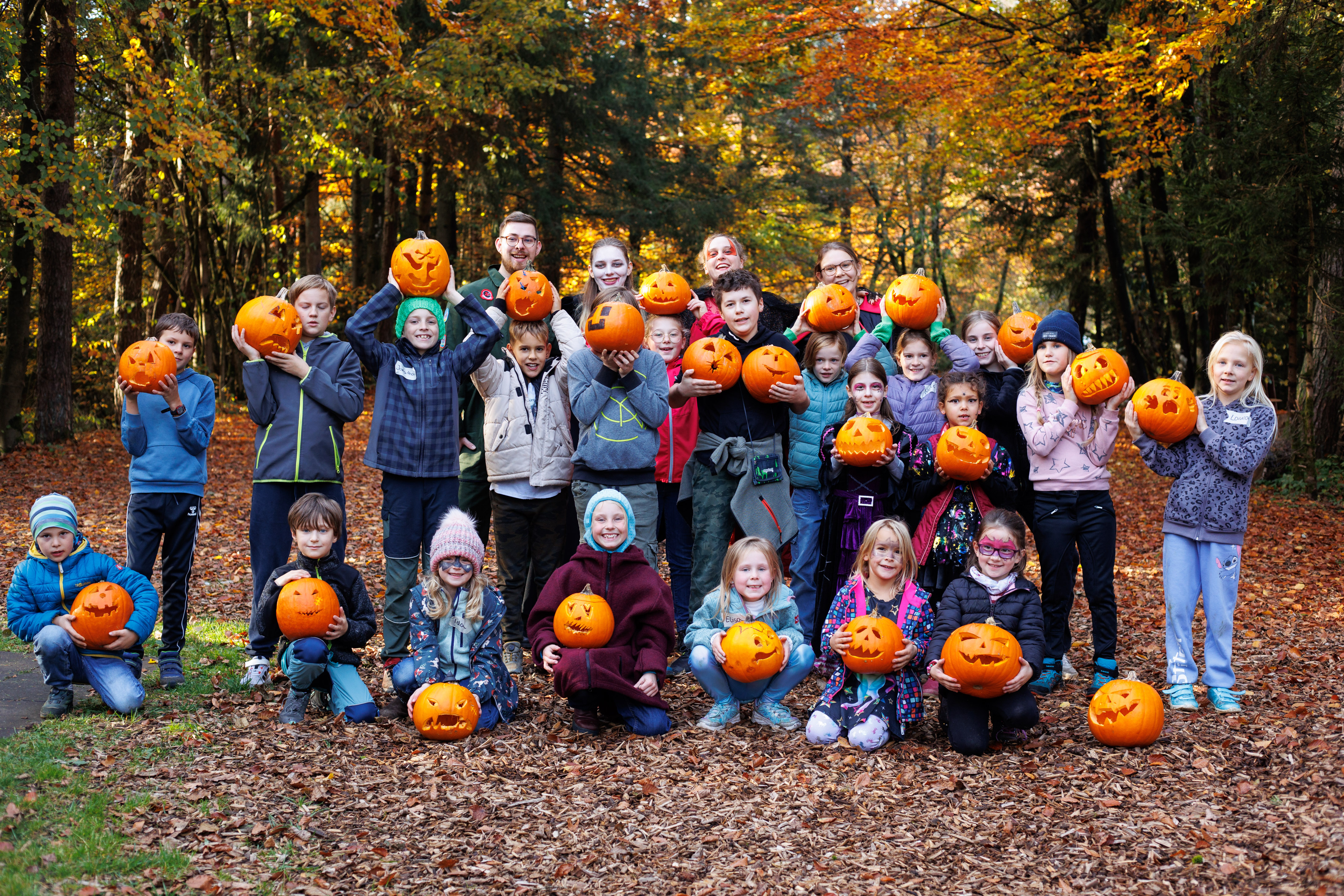 Die Künstler mit ihren Grusel-Kürbissen / Fotograf: Tobias Weiland